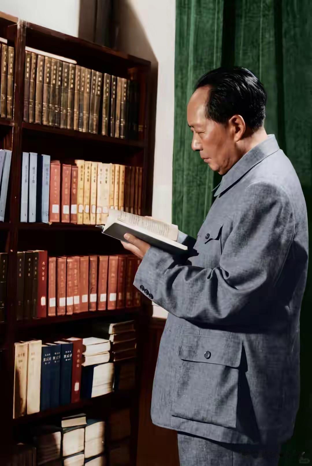 满屋藏书，墨香萦绕。伟人静立书架前，低头潜心品读书籍。博览历代典籍，以史为鉴。在