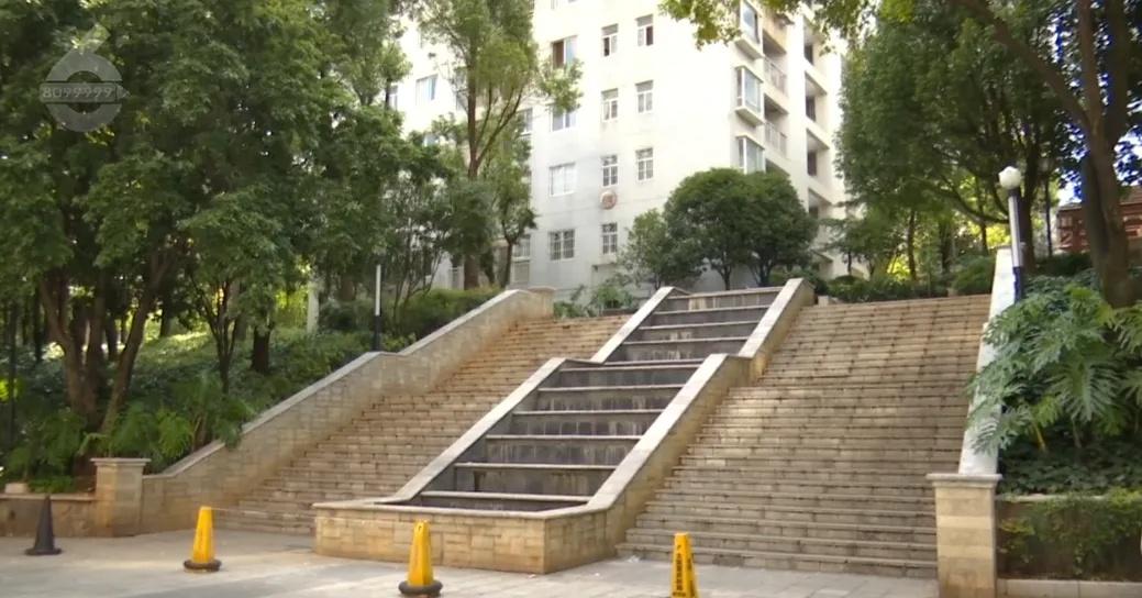 【昆明一小区住户家中常年弥漫异味】近日，居住在五华区羊仙坡华锦苑三栋的住户李女士