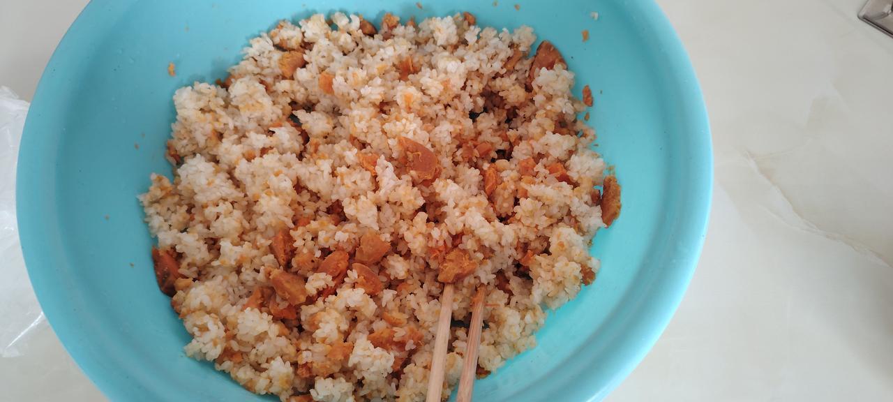 为了不让甜米酒变成酸米酒，我没有采用淋水法，直接摊晾，然后加了一小碗凉白开。在温