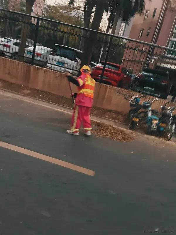 一个空瓶子，说了三声谢谢

今早晨跑，西溪河绿道，六点半。

跑完六公里，手里的