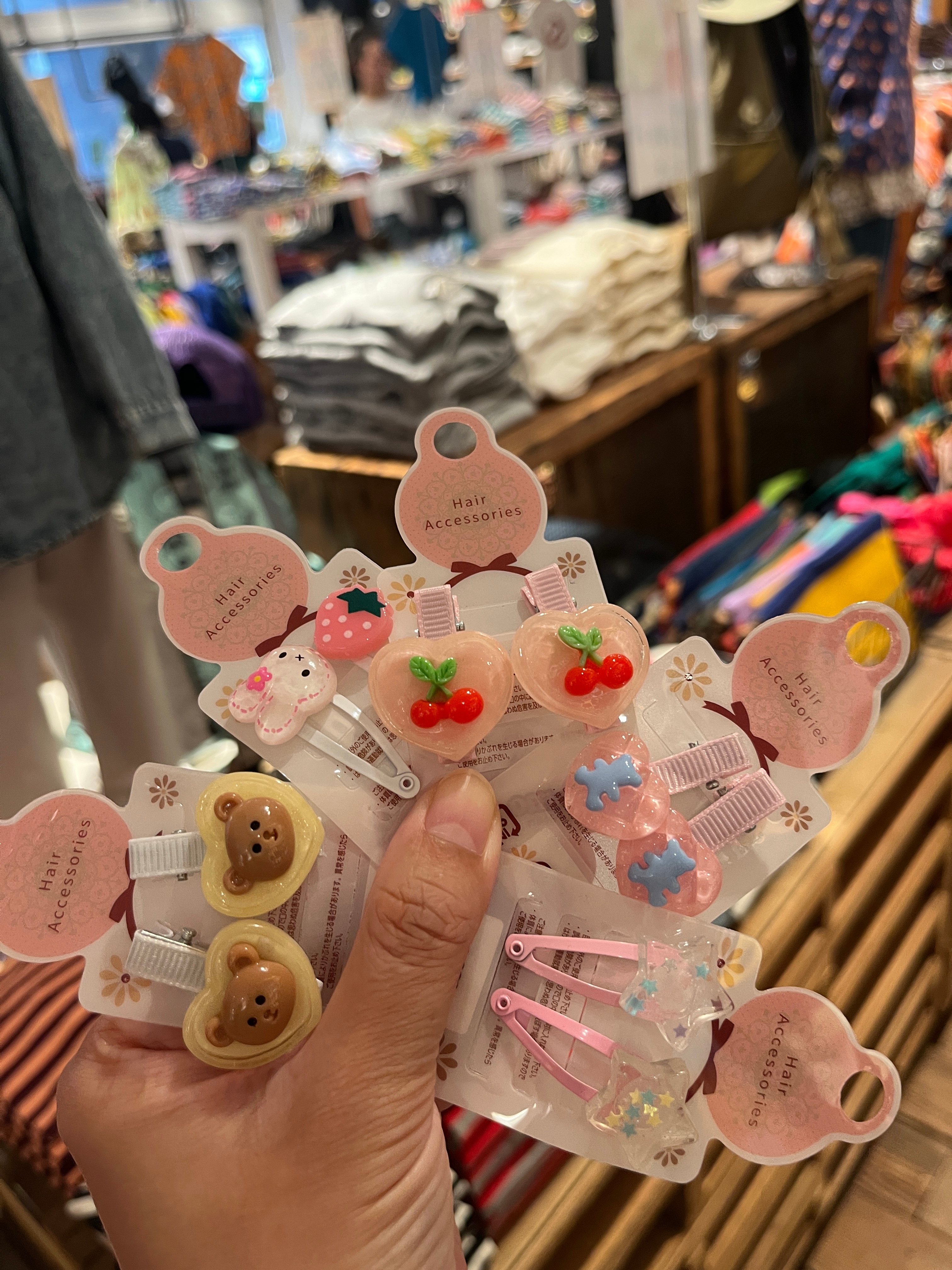 当一个生了女儿的女人路过了一堆超级可爱的发卡和发绳，她开始不停的买呀买呀，男人非