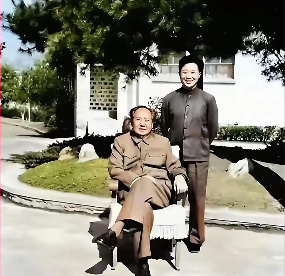 这是毛主席在武汉东湖宾馆的真实样貌，都看看吧，伟人身后的那棵油松是他亲手栽种的，