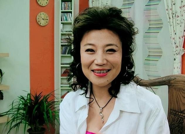 2004年，45岁王为念净身出户，与小香玉离婚。没多久，小香玉带着王为念的家产，