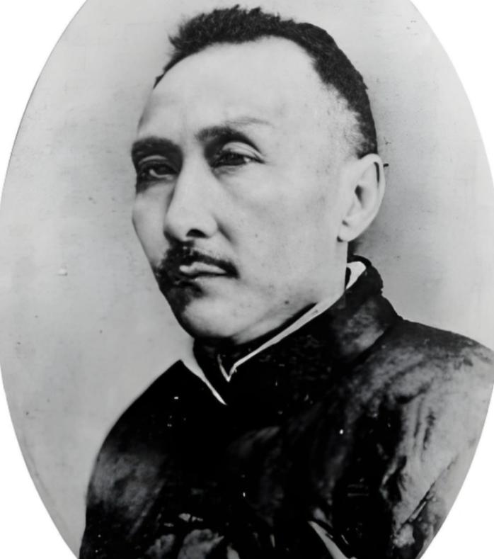 1935年，曾担任孙中山保镖的杜心五时年66岁，日军特务逼迫他出任华北自治傀儡首