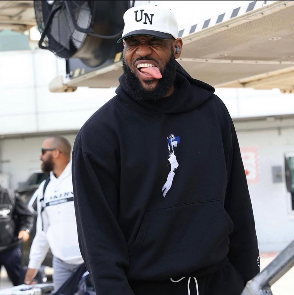 预测一下詹姆斯明日数据，得分➕助攻！第一个对的送一件球衣。步行者vs湖人洛杉矶湖