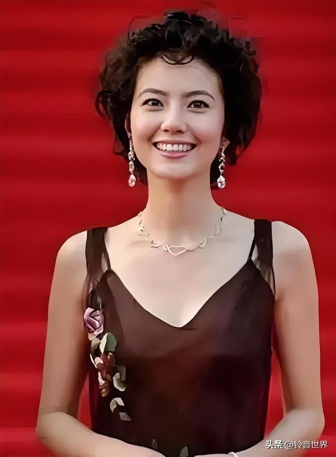 谁批这是“大妈头”跟谁急。本来带着成熟的韵味，看着柔美亲和，还有挡不住的甜美和温