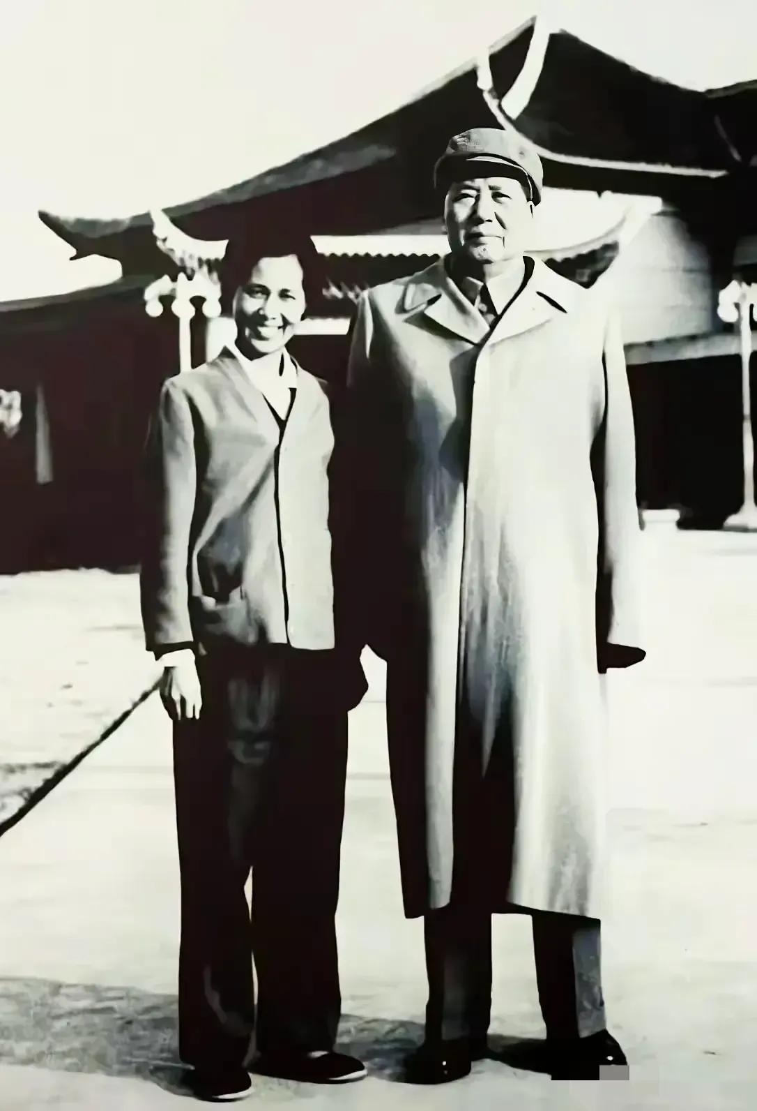毛主席、杨开慧与李淑一，1920年，读书期间，成为好友。