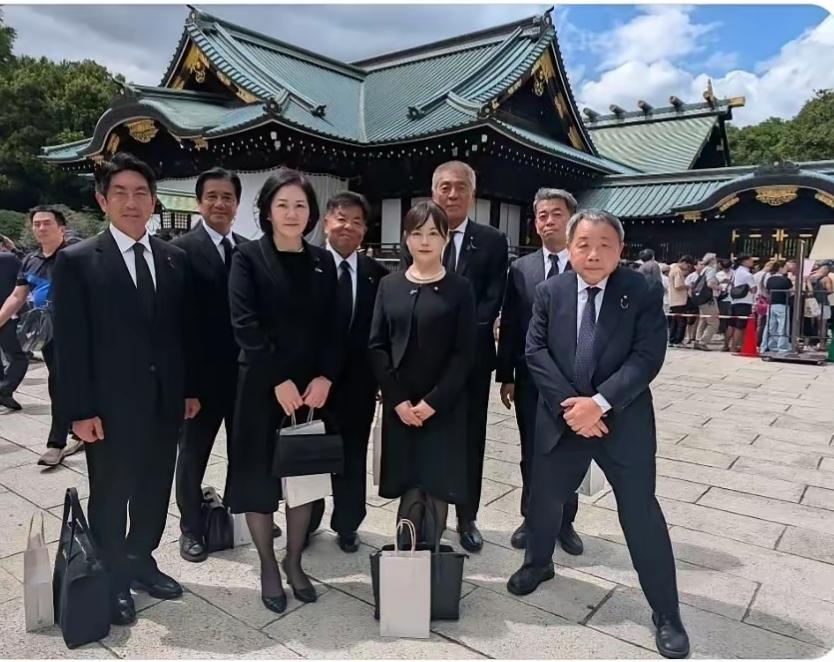 这张拜鬼照片里的石平（右一），应验了中国的一句古话:“相由心生”！你看他一脸的奴