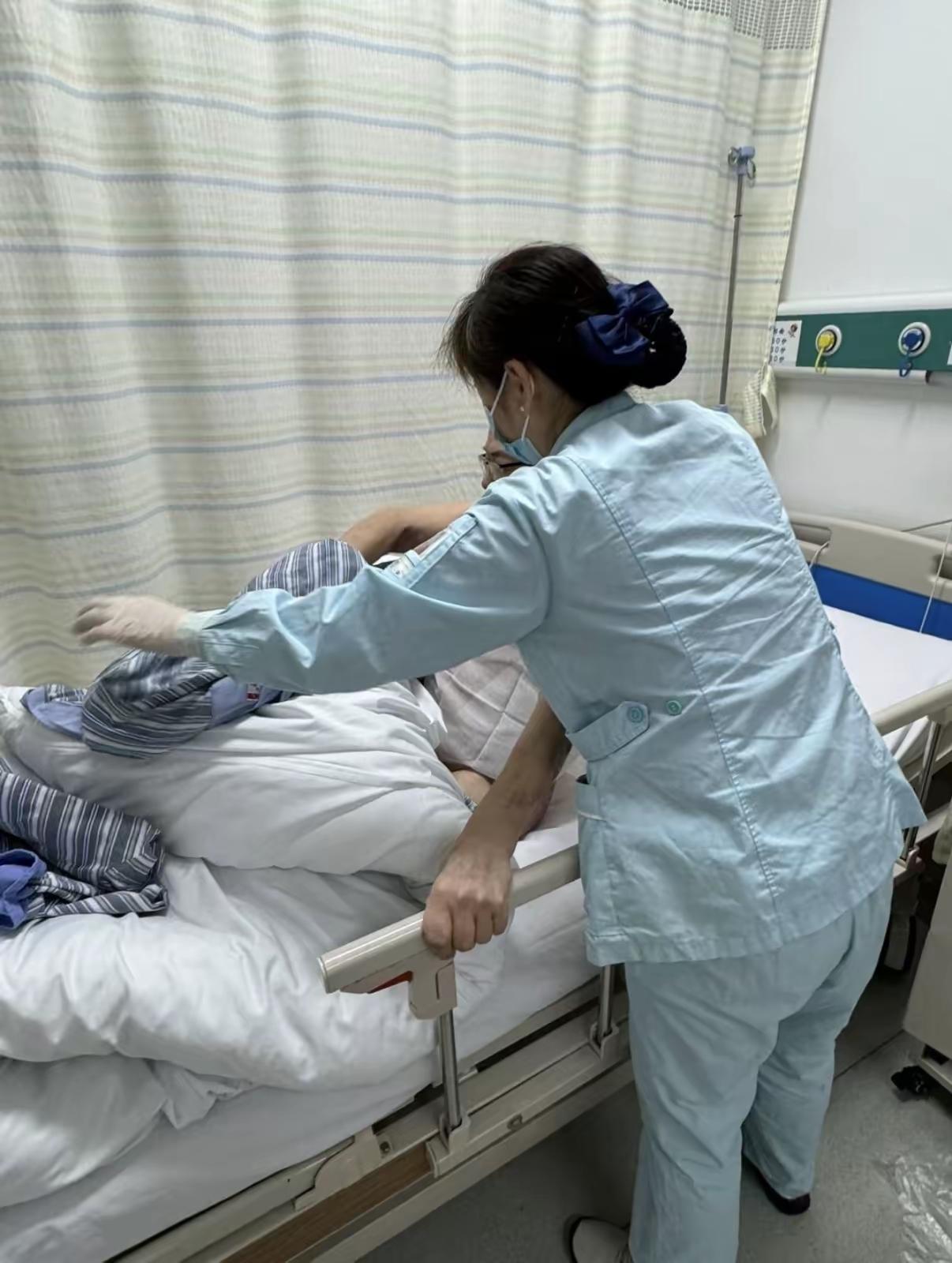 一位医院护工说过一段话，我听完，后背全是凉的。
她说：“人只要躺下了，不能自己上