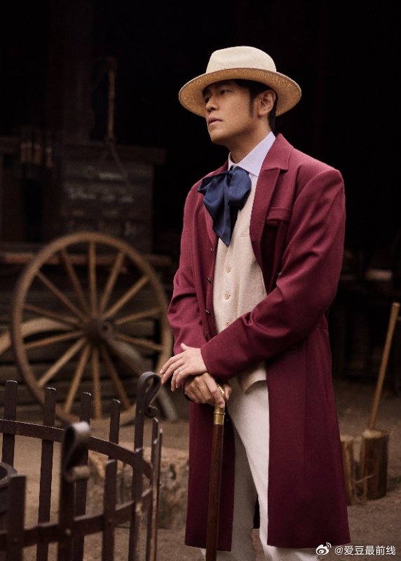 周杰伦淘金小镇mv剧照 镜头定格淘金小镇的复古瞬间，周杰伦以酒红大衣造型亮相，优