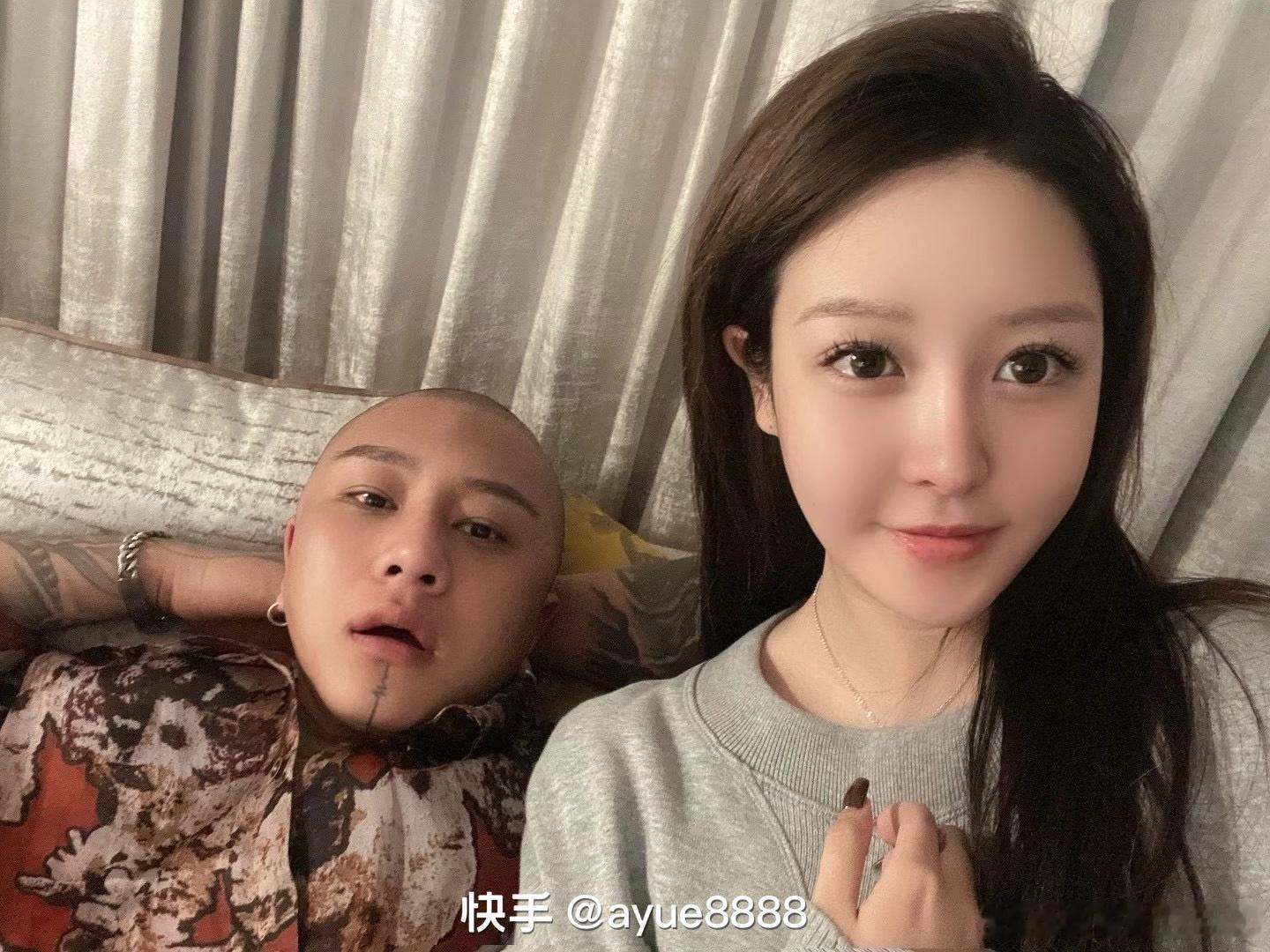 啊月怀念过去，今天晚上和他老恩师一起过生日 