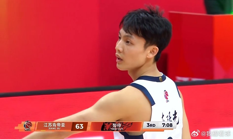 下半场上来广东队被打了一波16比6，打得太烂了糟糕防守还有迷之失误，落后两位数了