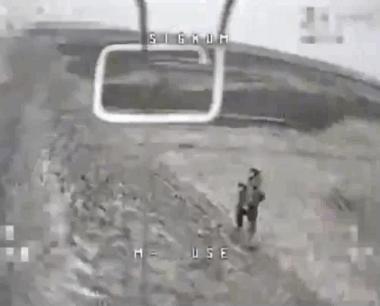 1名俄军士兵面对乌军无人机的追击，眼看无法逃脱，干脆选择了躺平。