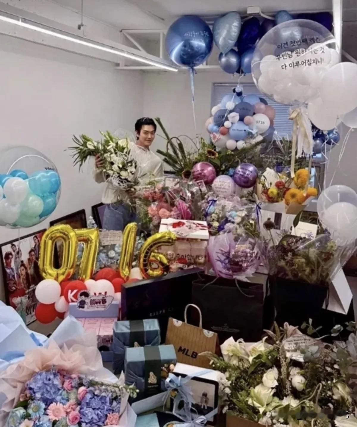 17日，演员金宇彬在自己的Instagram上上传了照片，并配文“收到了太多祝福