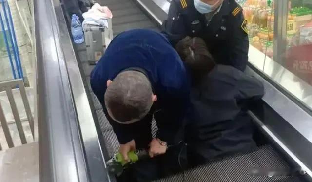 4月7日，女子下半身被卷入扶梯最新后续了，家属发声：还需要做多次手术！

上海奉