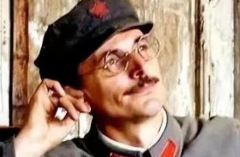 1939年，共产国际在莫斯科对李德进行了公开审查，周总理当时也在现场，可最终的判