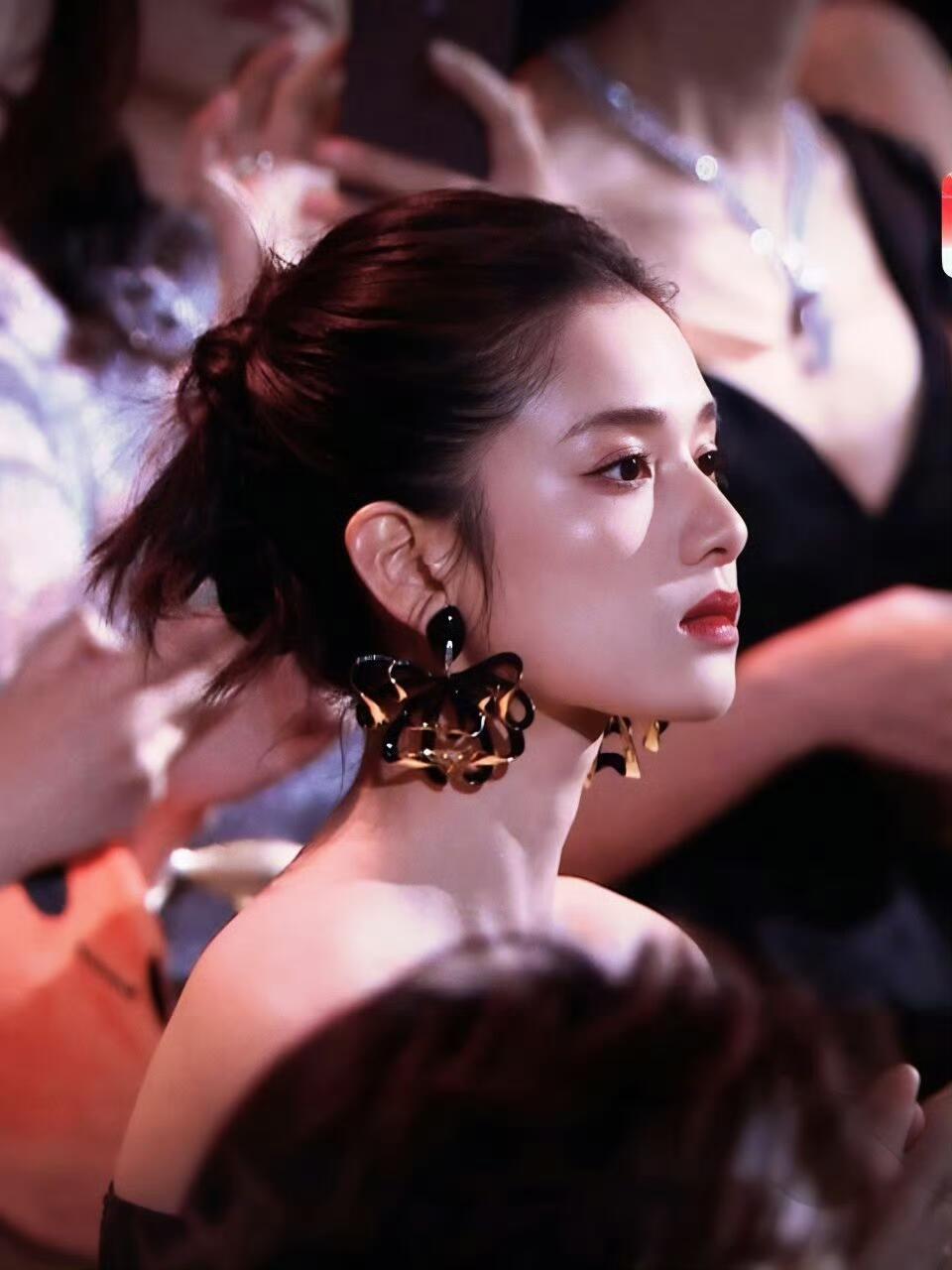 张婧仪 眉骨遮光 张婧仪的眉骨是开了外挂吧？顶光下居然能有遮光效果，这骨相美到我