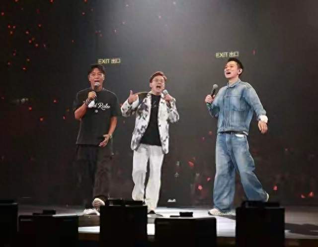 76岁校长唱哭红馆：刘德华一句“求你继续唱”，为何让全场泪崩