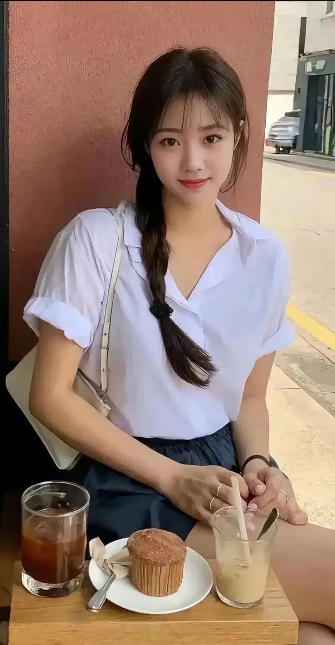 什么是真爱？
我就告诉你吧，他若爱你，就算你是别人的老婆，他也爱你，他若不爱你，