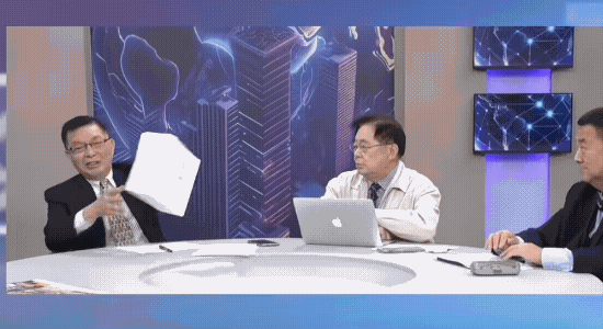 太搞笑了，苑举正拿到华为Mate 70Pro+手机，在节目上得瑟的摆上台面上的动