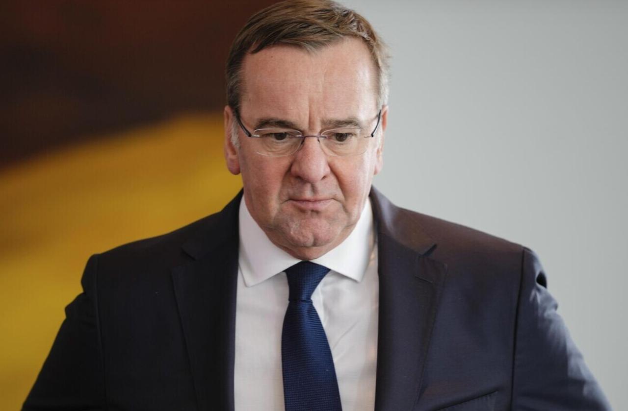 德国防长评俄外长毛衣“苏联”标识风波
 
德国联邦国防部长鲍里斯·皮斯托里乌斯近