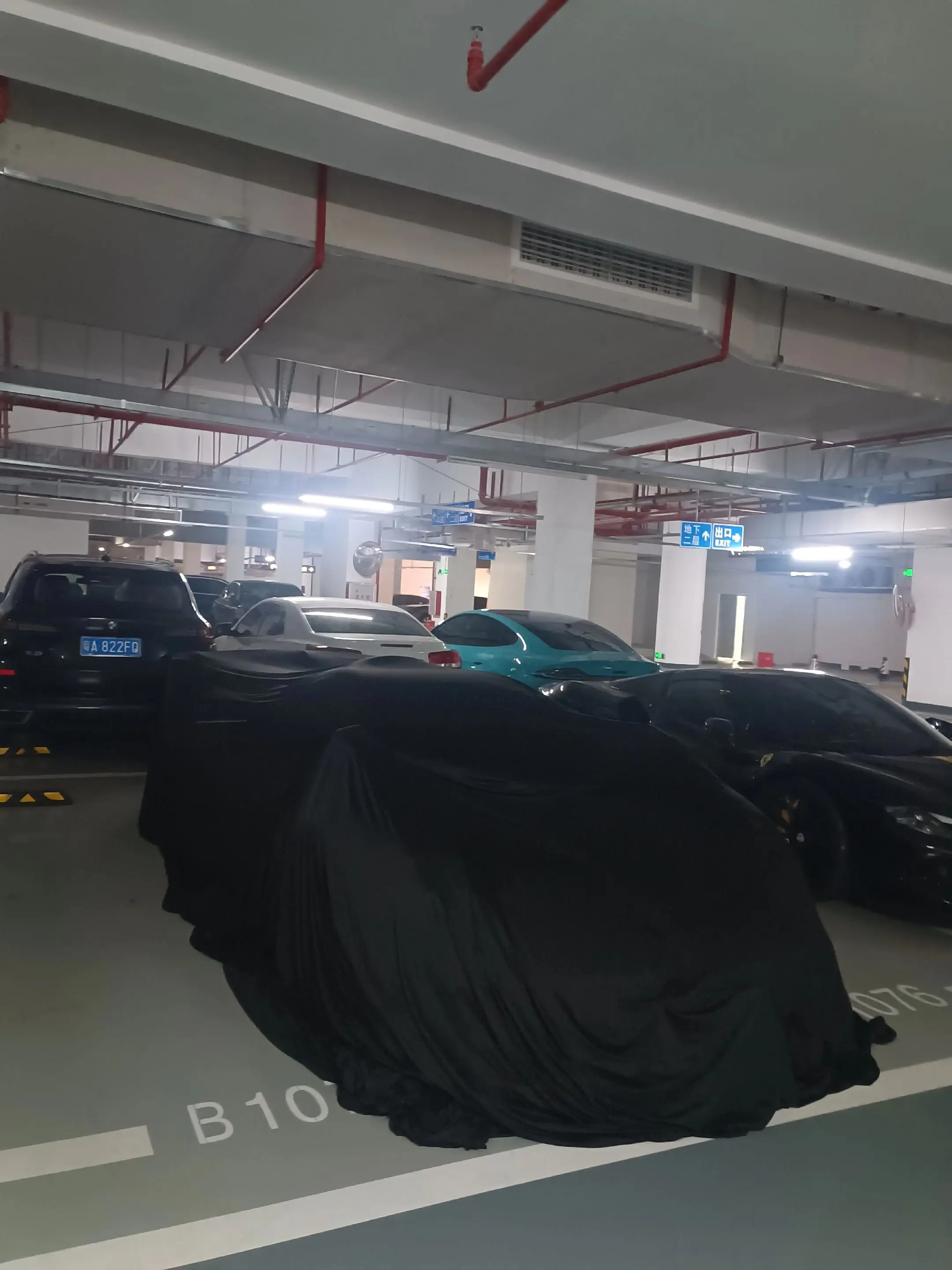 这车一看不低于1000万以上的.大家猜下什么车
