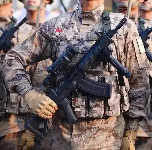 中美两个大国，几乎在同一个节骨眼上，同时把士兵手里的枪换了。中国掏出的是QBZ1