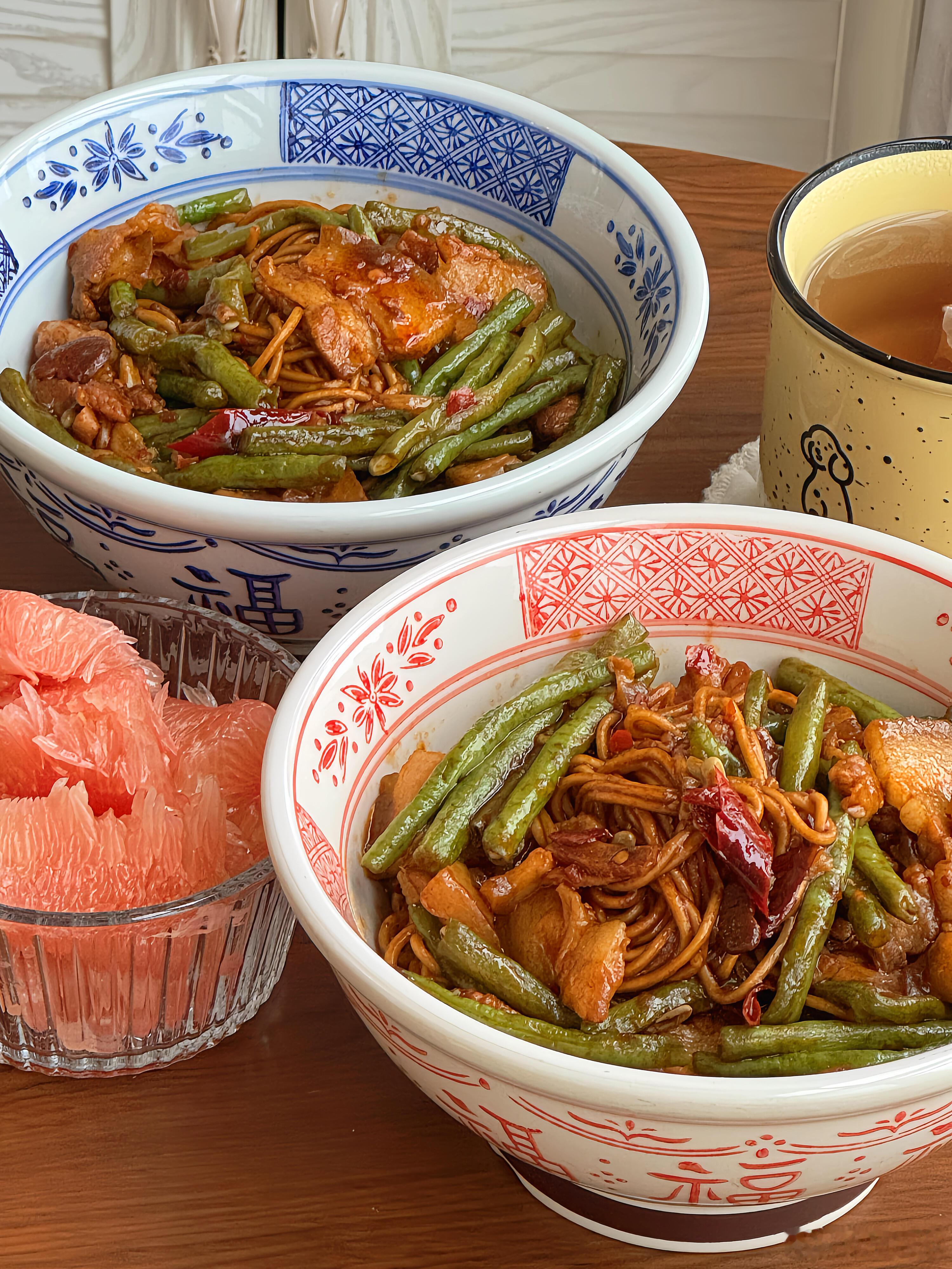 降温天不想吃外卖？那就试试这道五花肉豆角焖面🍝，绝对能让你幸福感爆棚！每一根面