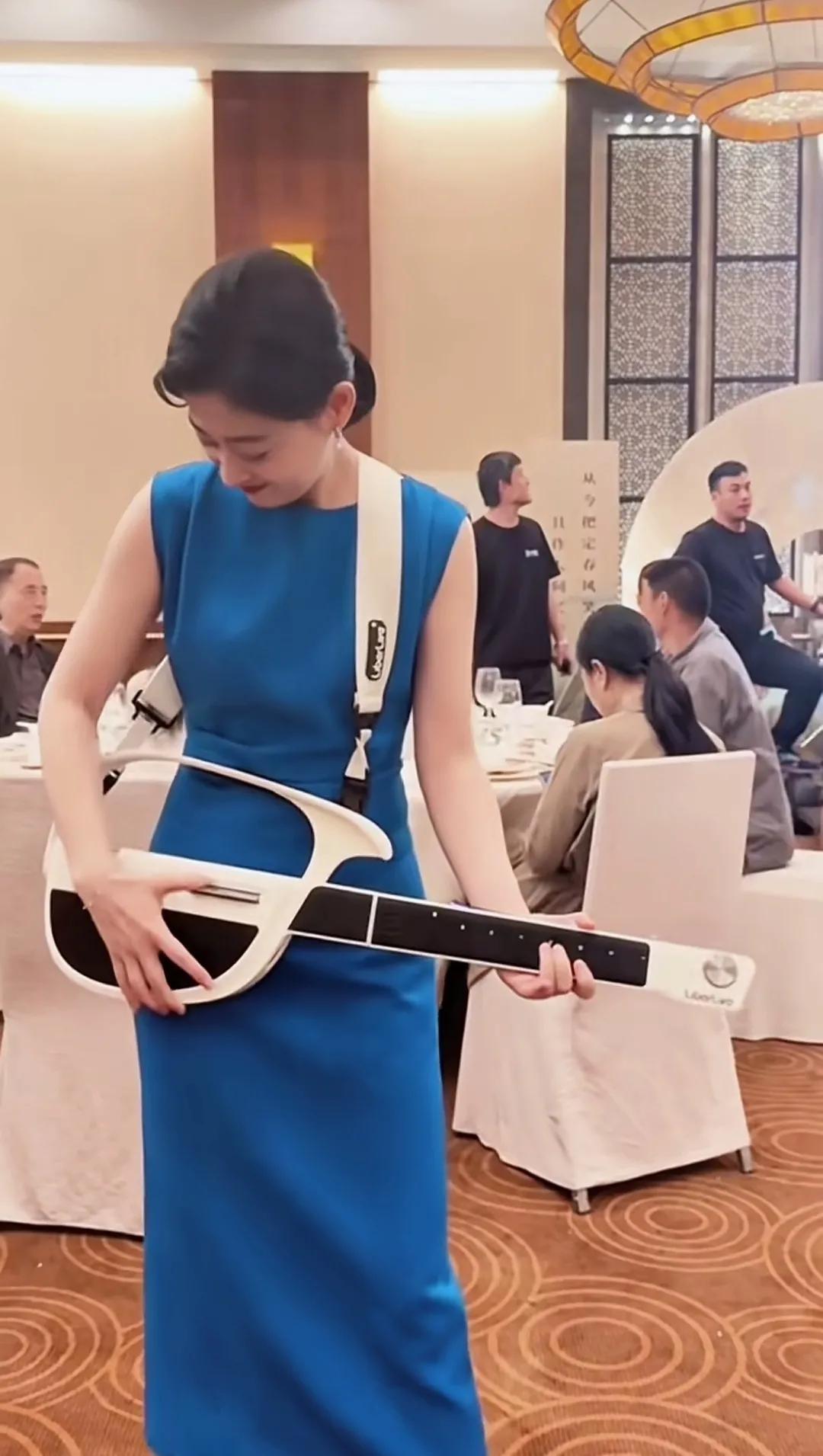 梅婷玩无弦吉他
这一个造型好美呀
果然，玩吉他的女人很帅
除了帅之外
我发现
穿