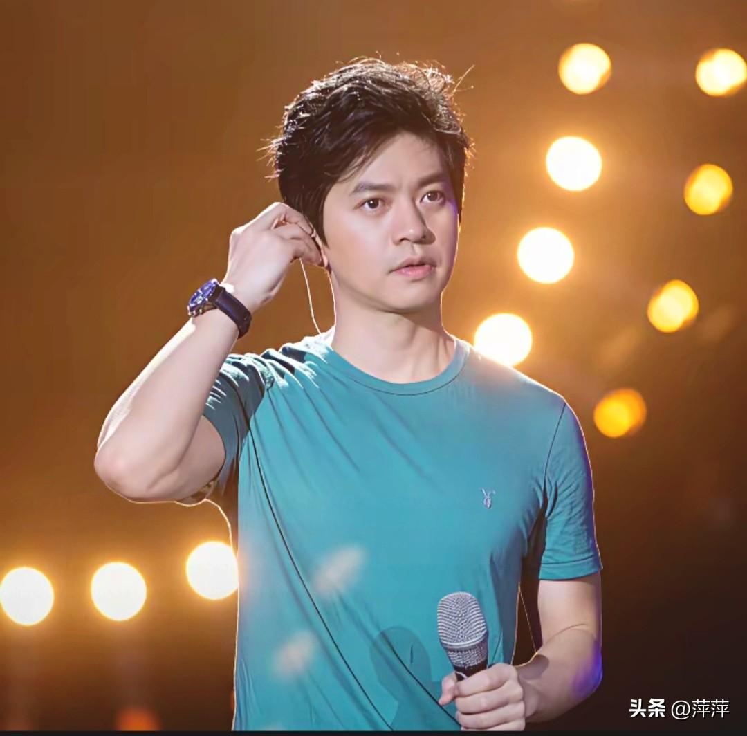 李健的才华如清泉般清澈，他用细腻的歌词与醇厚的嗓音，将诗意与故事揉进每一段旋律里