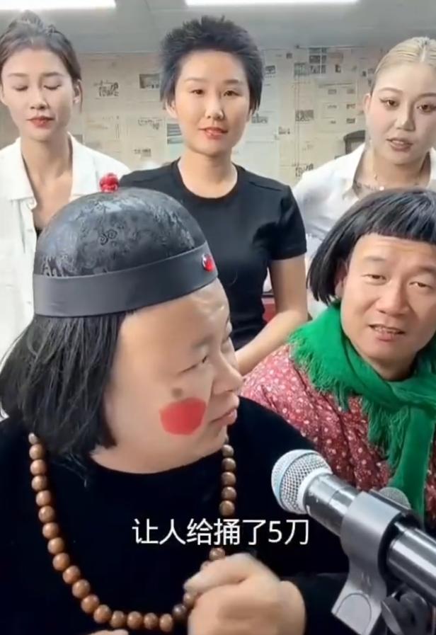 云南昆明，主播冯老三被一名粉丝连捅5刀，送医时医生说再晚几分钟人就没了。据了解，