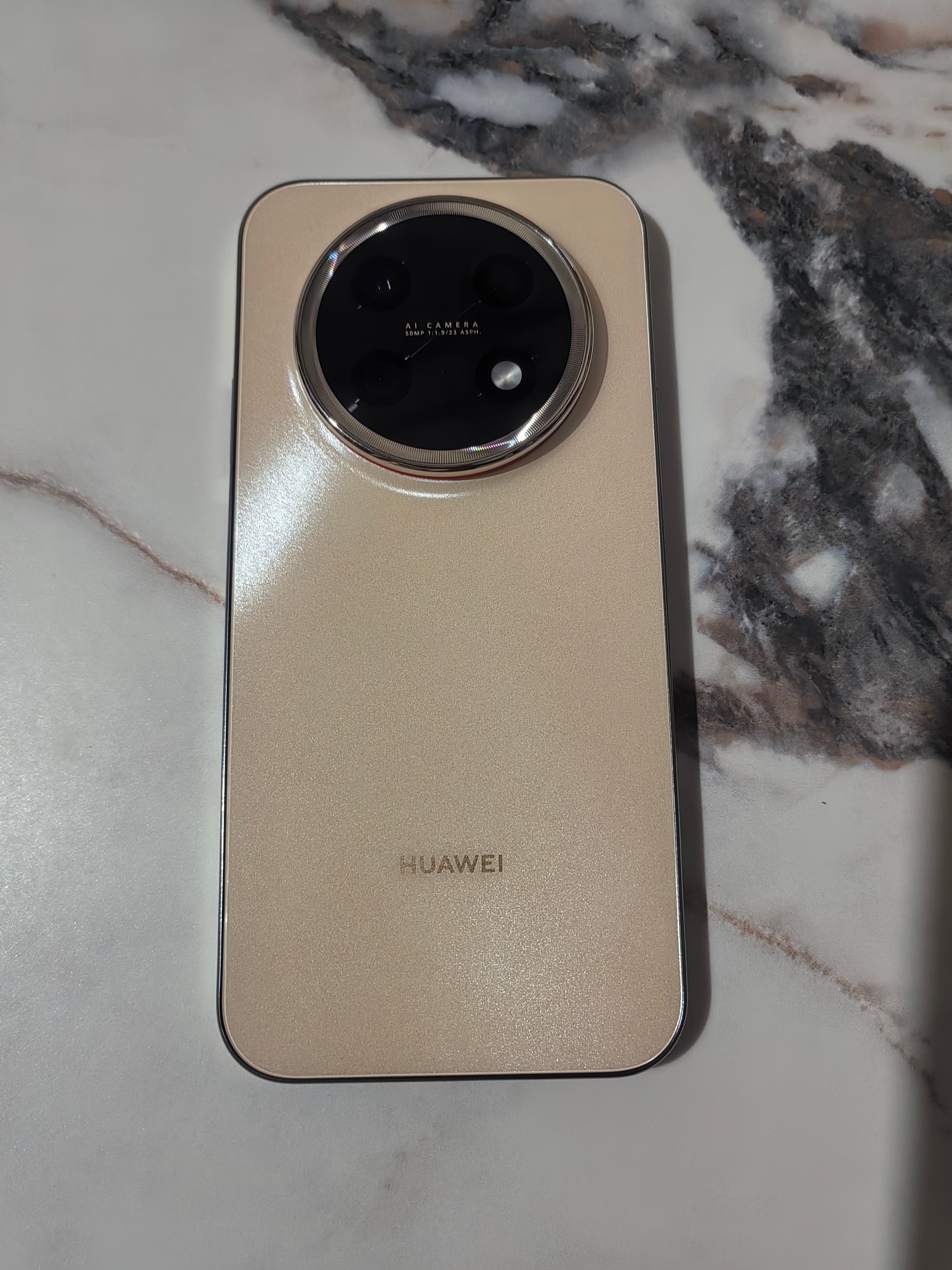 华为畅享90ProMax看着不像千元机，怪不得那么多人买。 