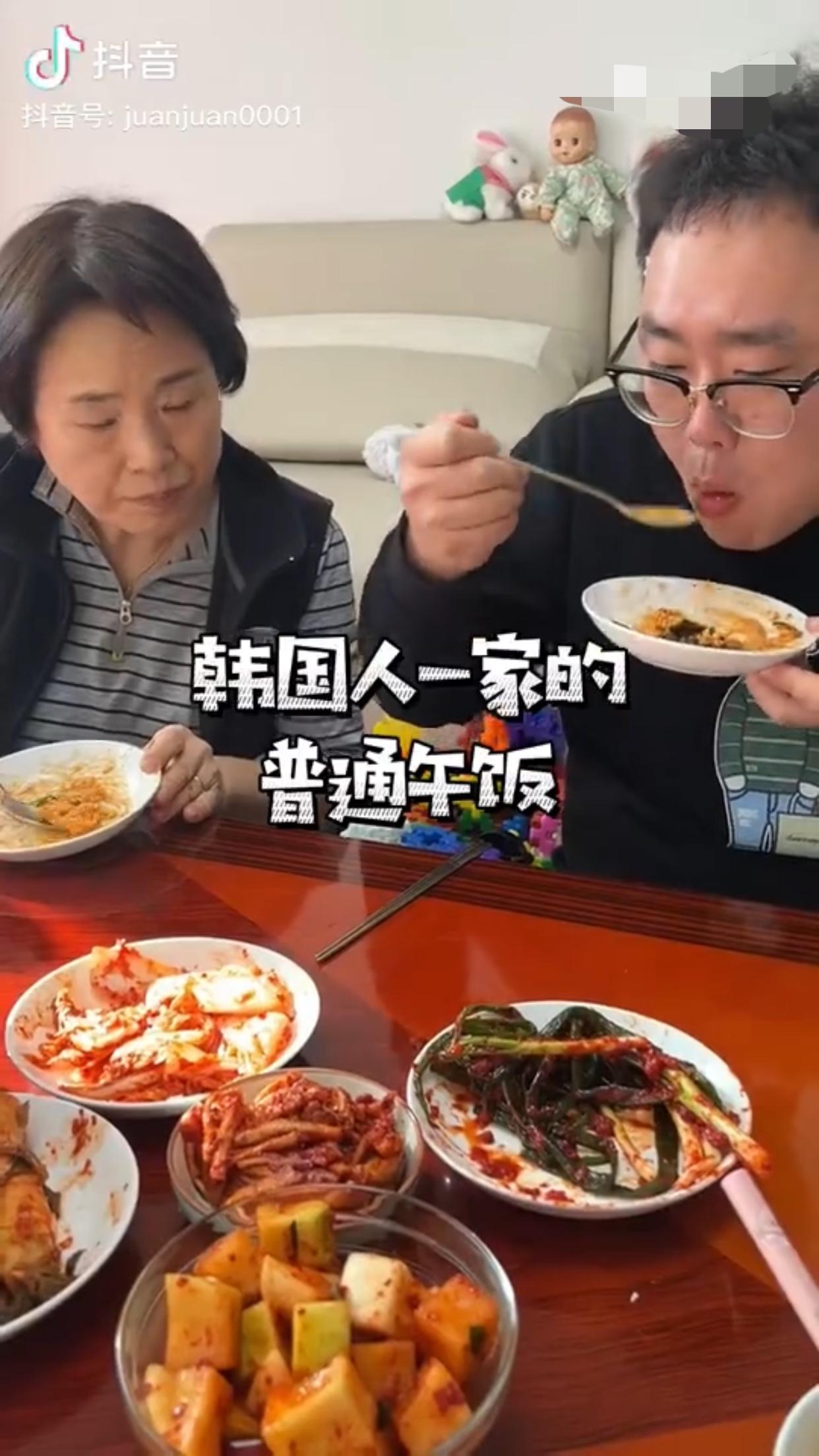 韩国人一家的普通午饭：泡菜、小葱泡菜、小萝卜泡菜、辣白菜、萝卜条、萝卜块，一大盆