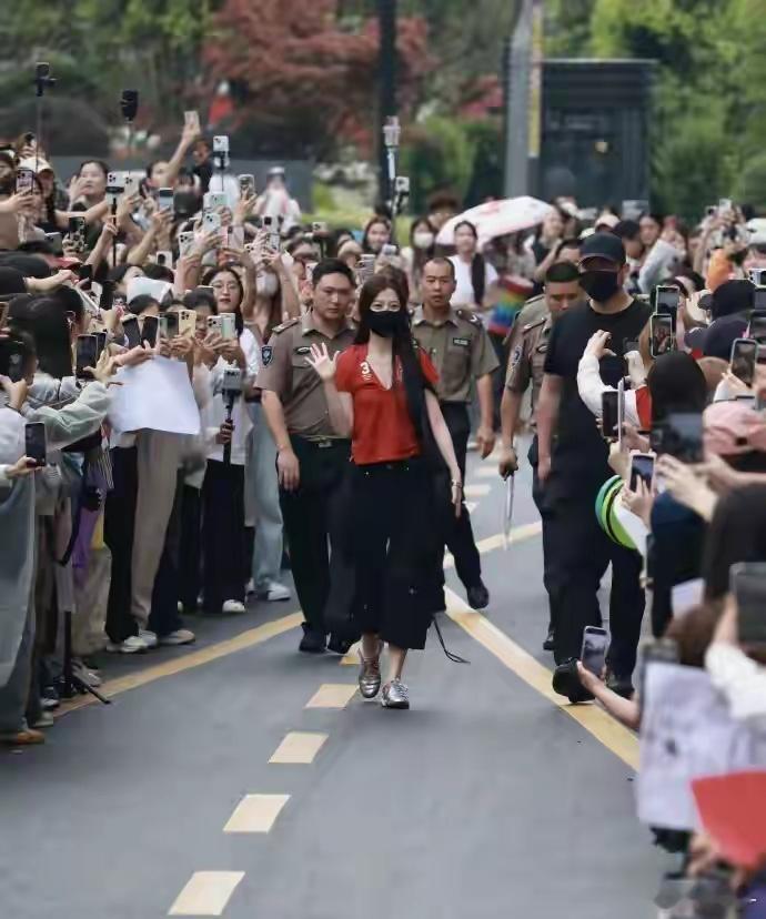 投资3.2亿的仙侠剧《念相思》，女主虞书欣据说自己也投了钱，结果男主选来选去，偏