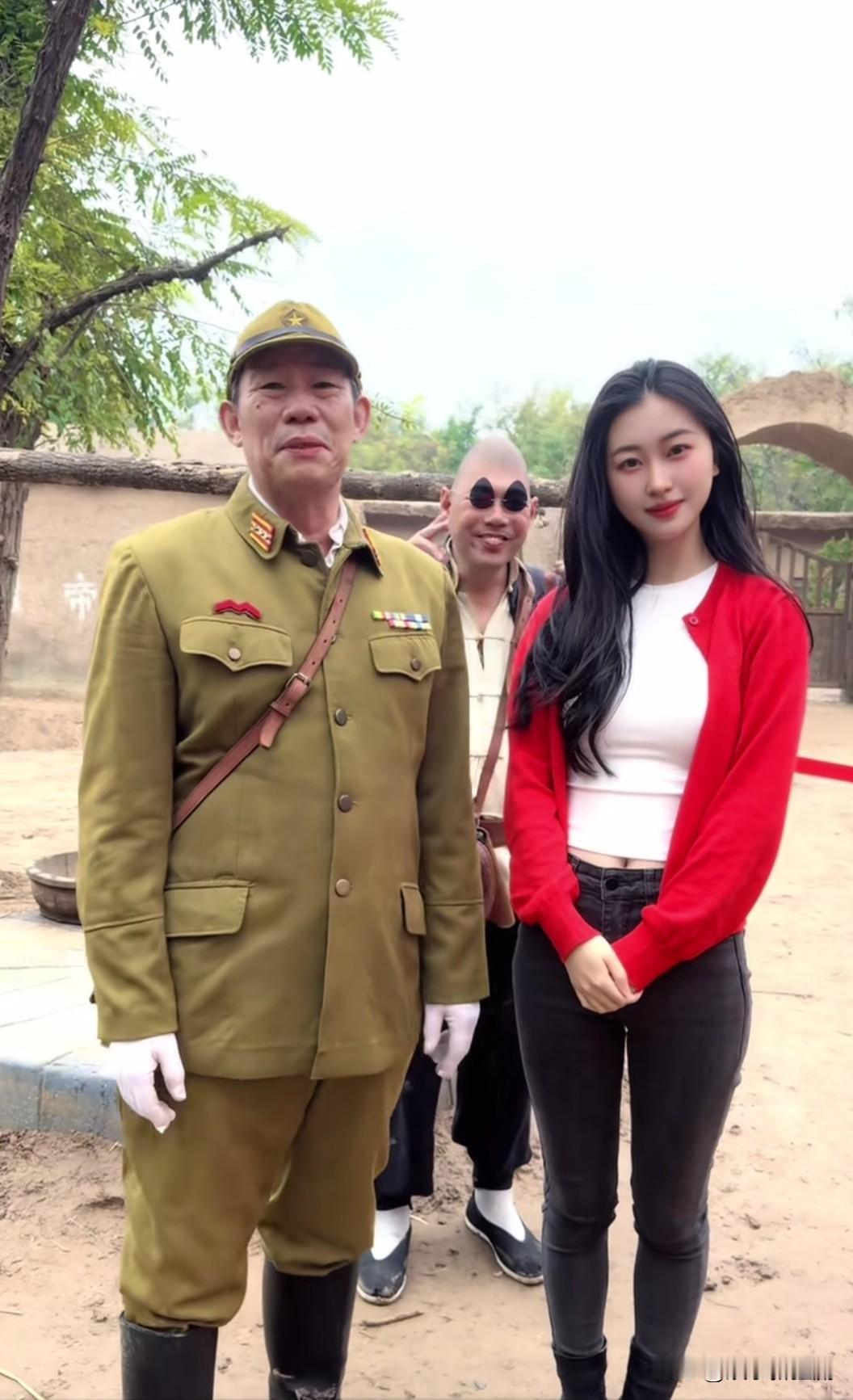 演员杨清文居然有女秘书了，各位觉得这个女秘书是不是特别好看呢？不过这是戏里的女秘