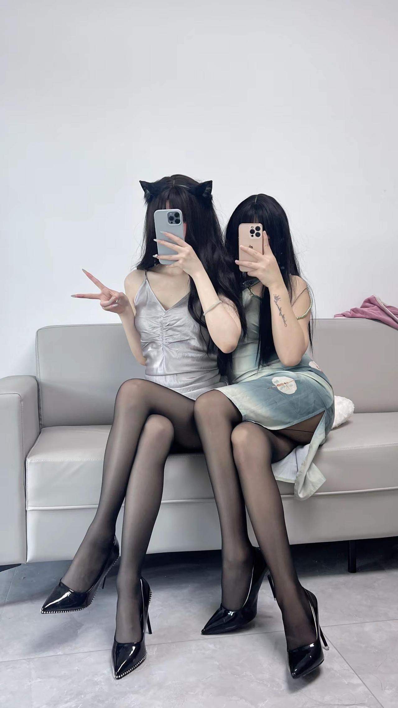 我们俩。