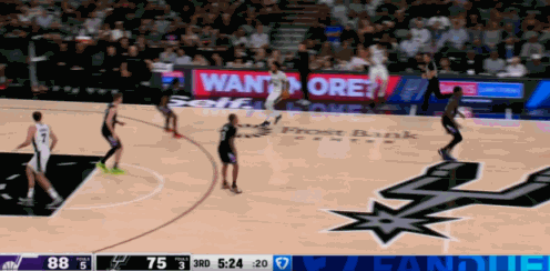 闪电！哈珀闪现突破上演炸裂隔扣！
在今天NBA常规赛马刺对阵爵士的第三节比赛，哈