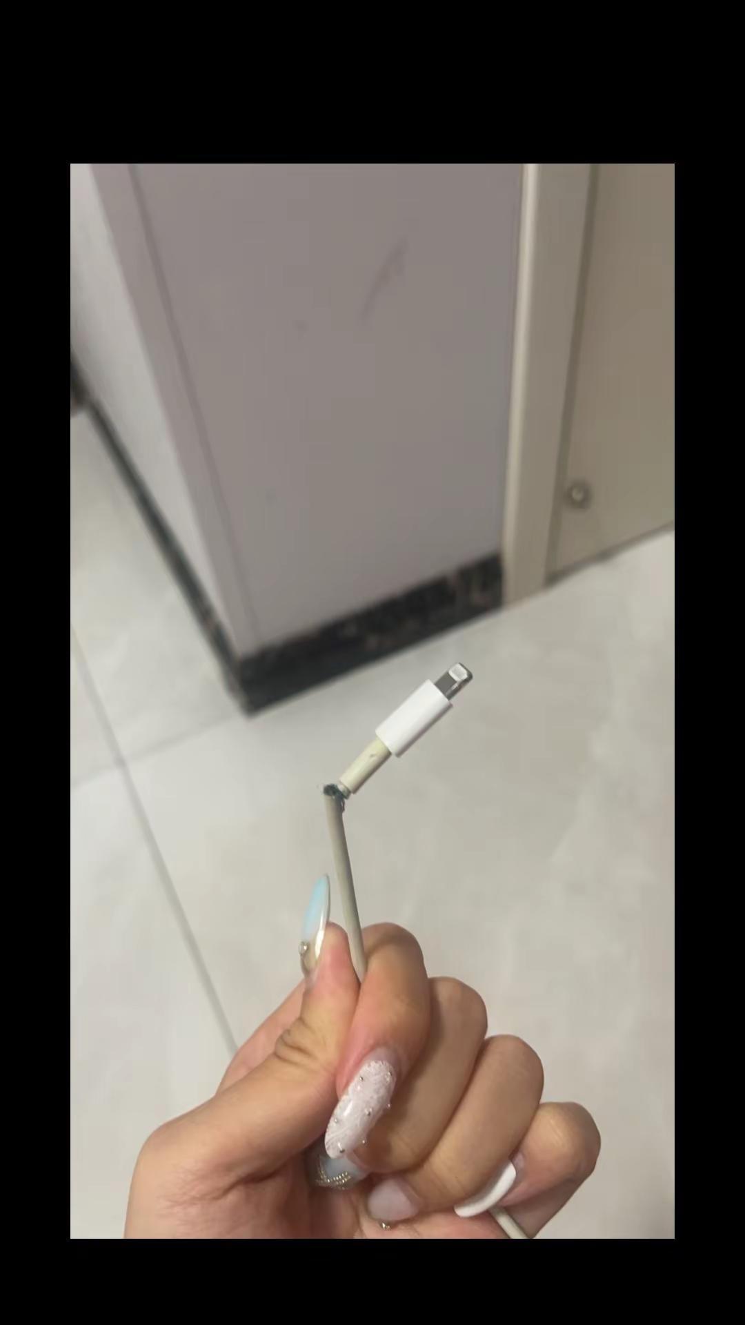 你的数据线还好吗？ 苹果原装充电器