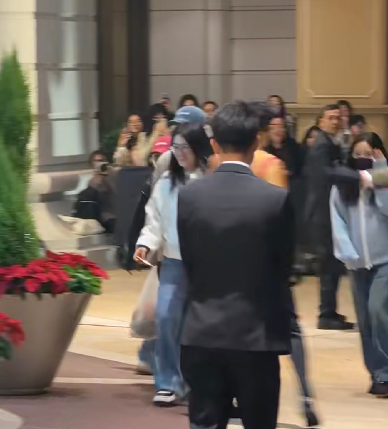 四个人如同从711回来一般，一个零食袋，一个半瓶水，两个人戴着“工帽”。小月月在