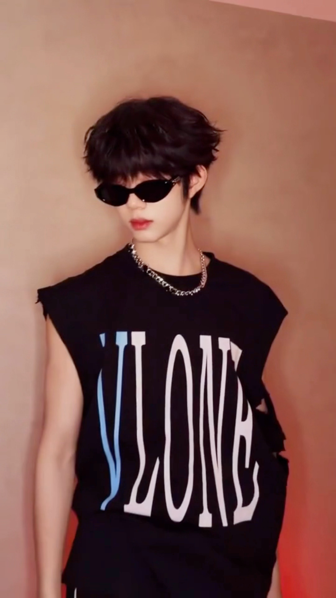 陈奕恒单人新cha 陈奕恒最新单人cha 墨镜无袖潮成啥样了 