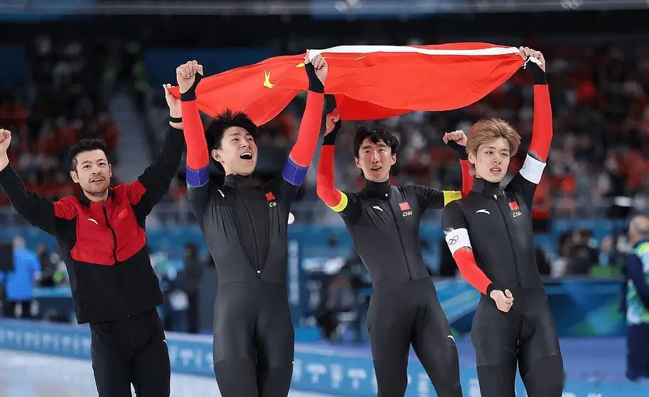 米兰冬奥会上，中国速滑男团以3分41秒38的成绩击败传统强队荷兰队，成功摘得速度