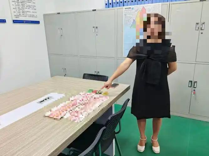 31岁女子为25岁男友跟父母互殴，摔古董卖3套房，还被骗100万！
 
谁懂啊！