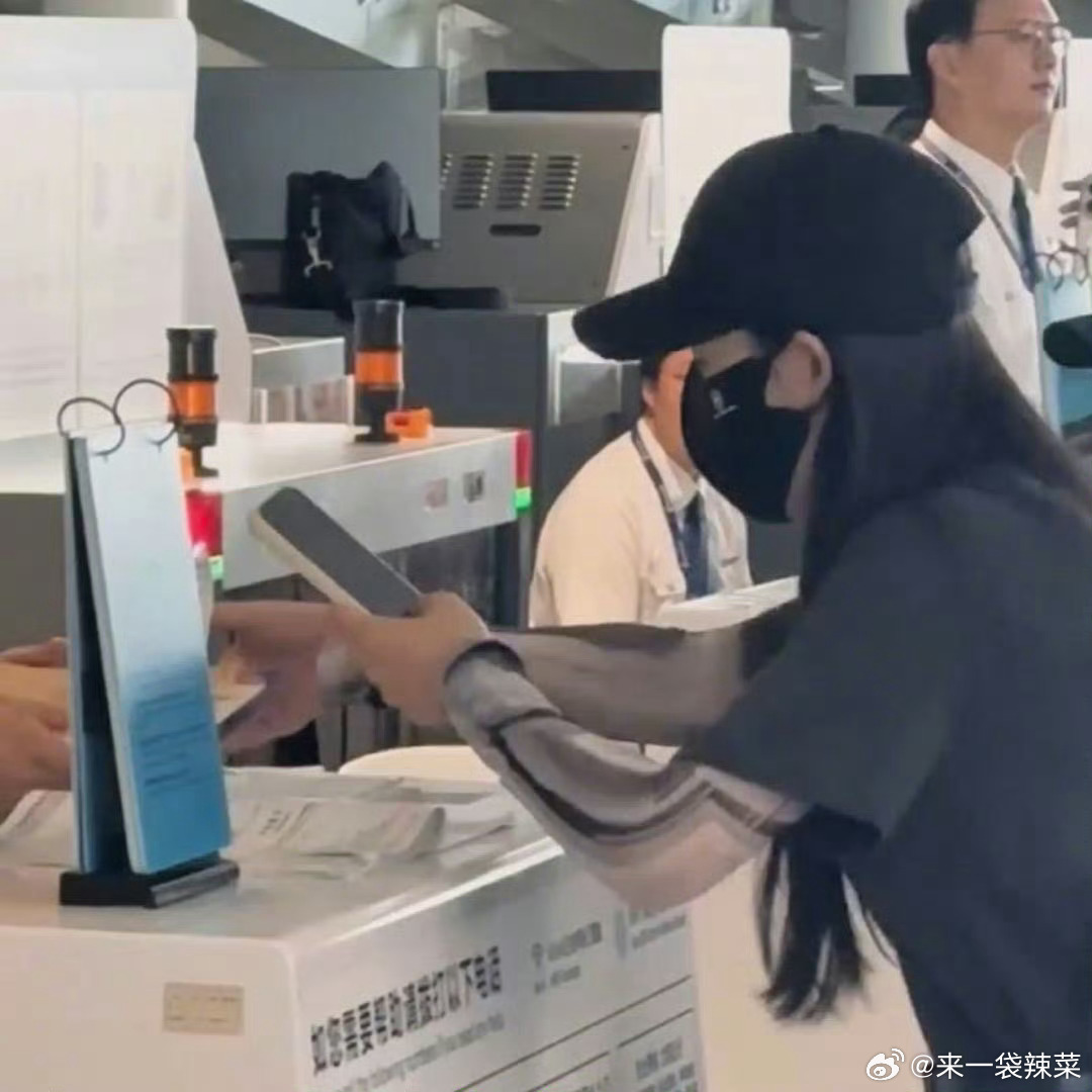 陈丽君把信递给机场工作人员了鉴定完毕，陈丽君是吃可爱多长大的萌的好，萌的妙 陈丽
