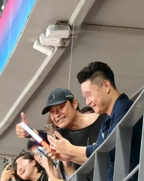 谢霆锋演唱会，
还以为李亚鹏去了[笑哭]
没想到是小马哥，
马景涛，[灵光一闪]