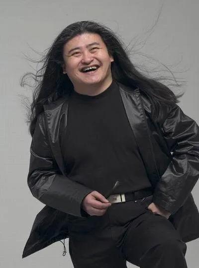 有一次在北京一个公交车站转车，看见刘欢安静的坐在公交车上，那时候就很喜欢他唱的《