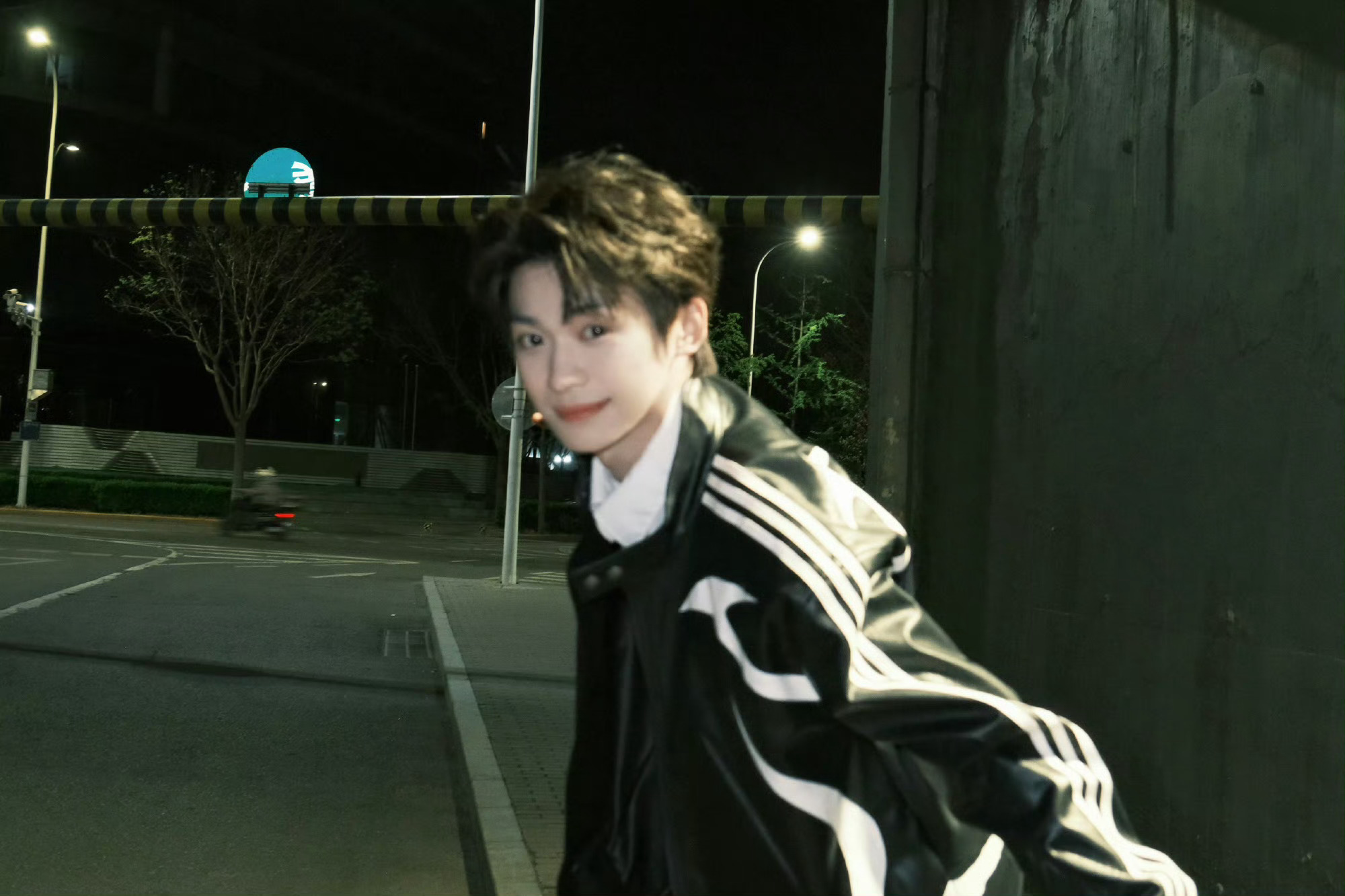 梓渝｜今日份营业更新，身穿拼色立领皮衣，简简单单最衬颜值！谁家男大梓渝黑皮衣co