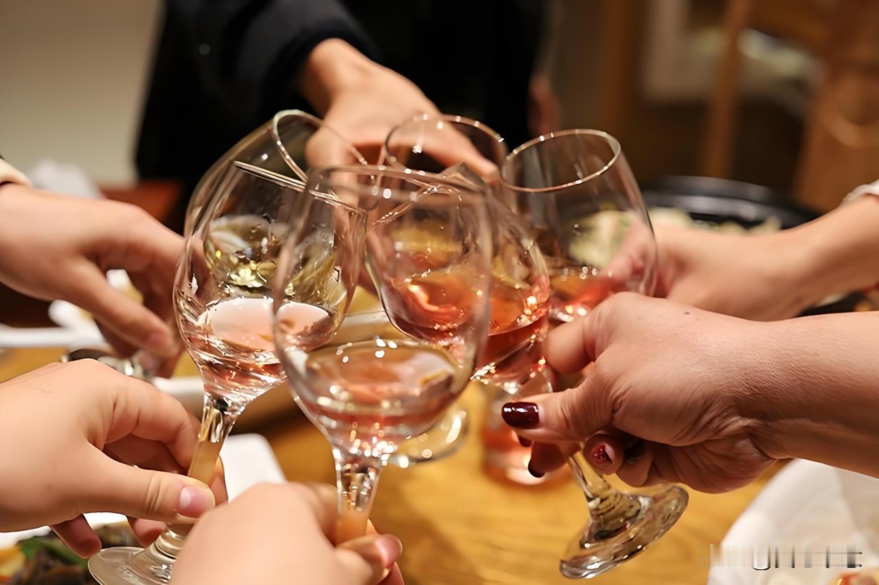 上联：酒里忧愁少
下联：梦中欢乐多

都说一醉解千愁！酒这东西，真的可以让人忘记