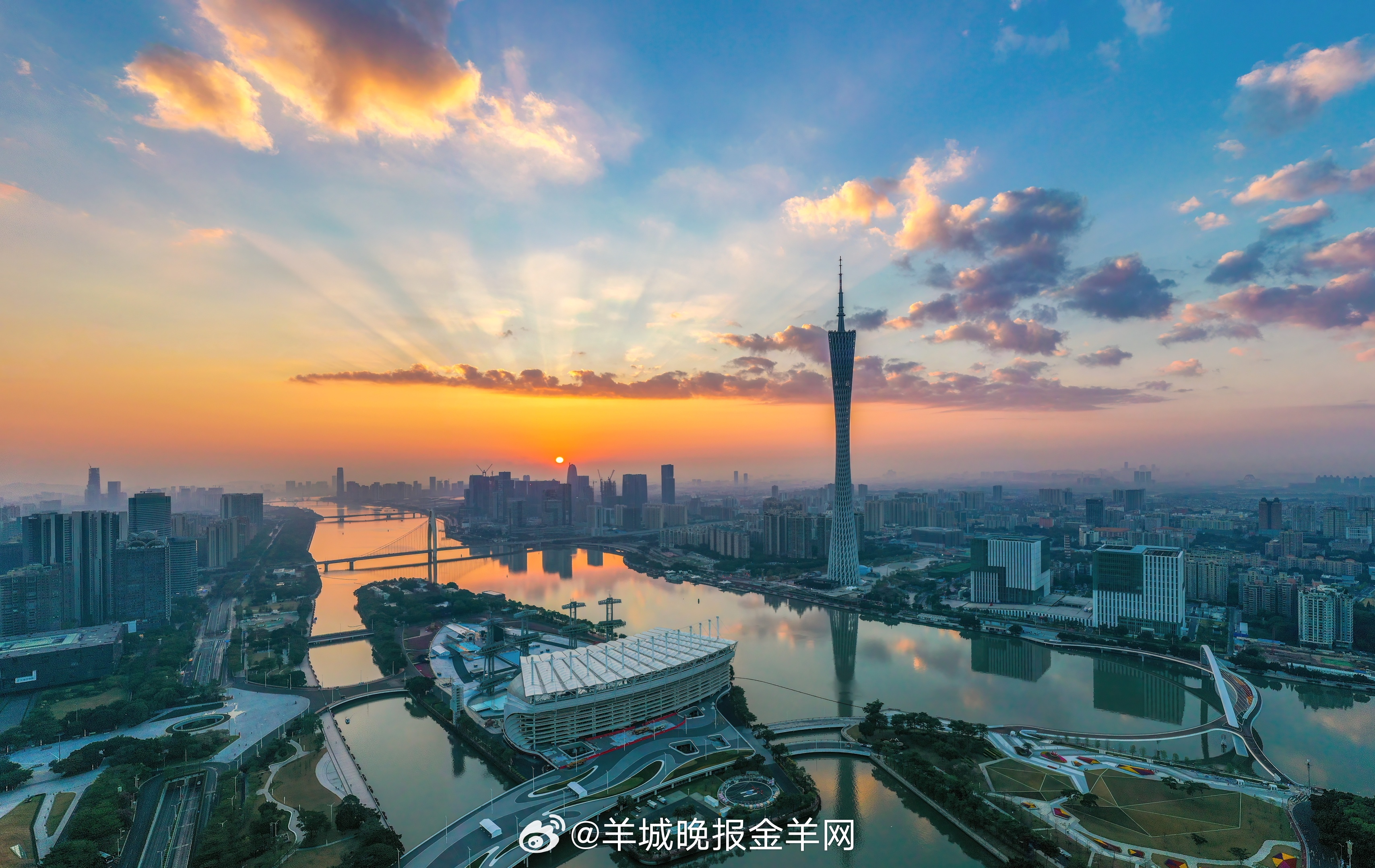 #早安# 云霞浸染中轴，塔影丈量晨风，第一缕光正点亮清晨！ ​​​