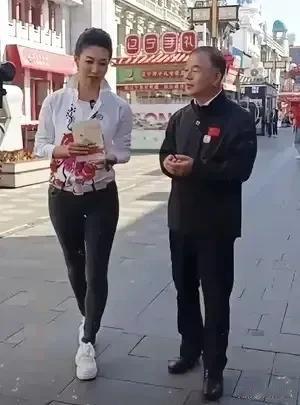 主持人李子萌回到了家乡！一身便装，十分美丽！没有了她在主持节目时的严谨，走在大街