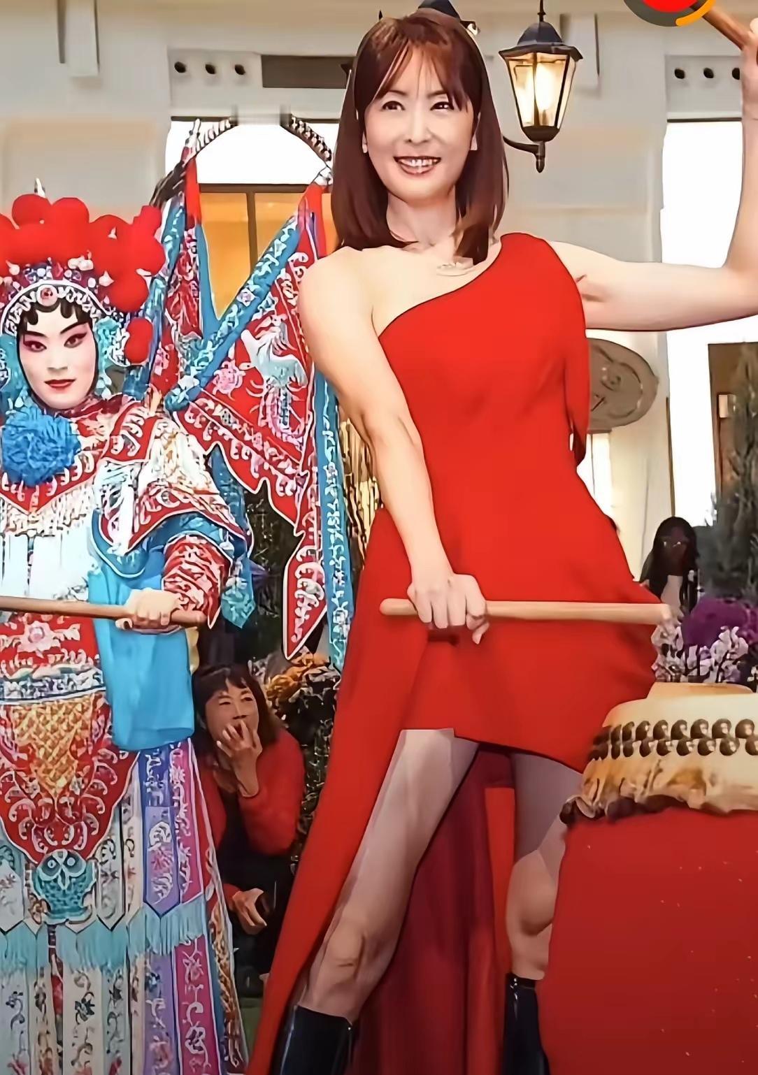 夺眶而出、先声夺人，挥师南下、挥斥方遒。一个“夺”字，一个“挥”字所组成的成语非